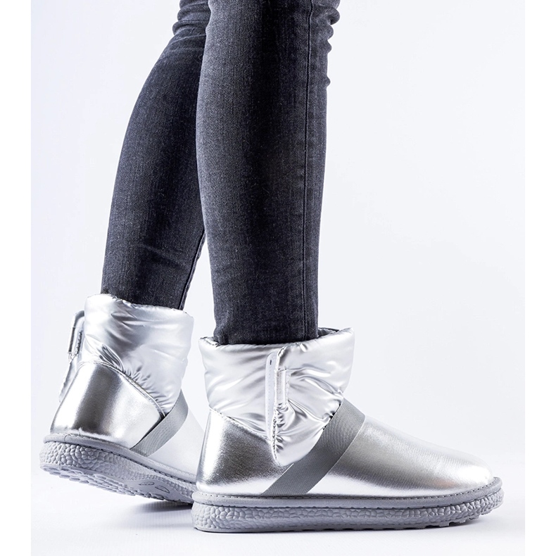 Silber glänzende kurze Schneestiefel von Delaune 1