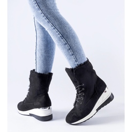 Schwarze, isolierte Wesley-Keilsneaker 1