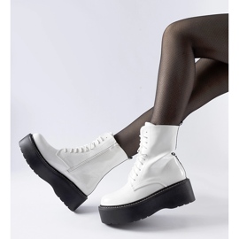 Weiß lackierte Arbeiter auf der Leos-Plattform 1