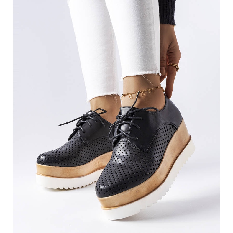 Schwarze durchbrochene Keilschuhe von Laurent 1