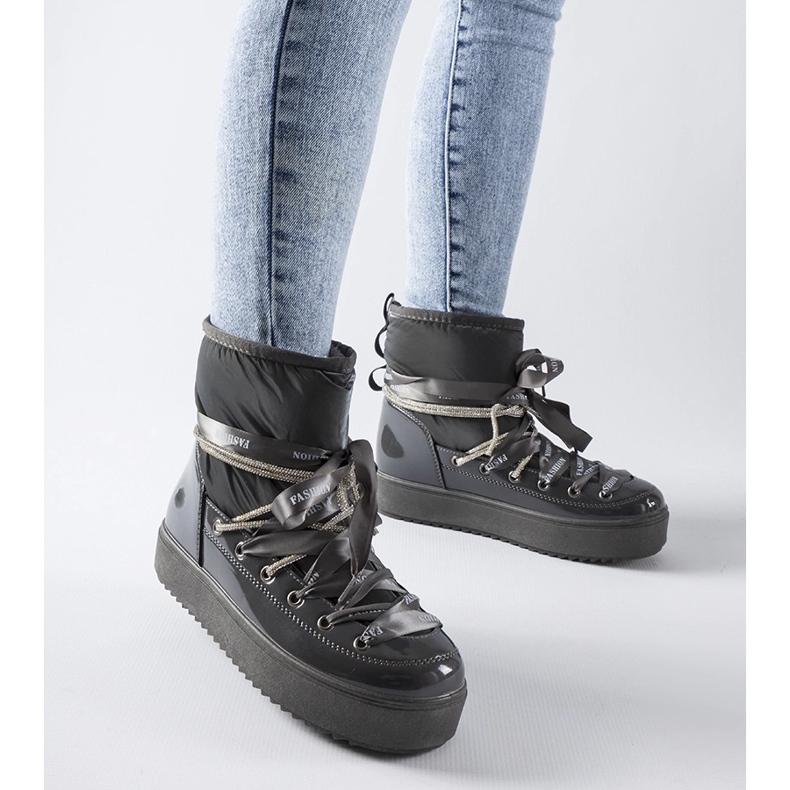 Graue Lack-Schneestiefel mit Alceo-Strasssteinen 1