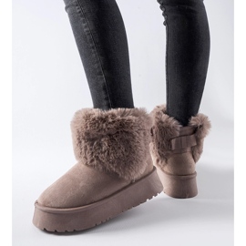 Lila Schneestiefel verziert mit Adelfia-Fell 1