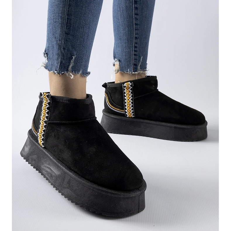 Schwarze Schneestiefel auf der Scavi-Plattform 1