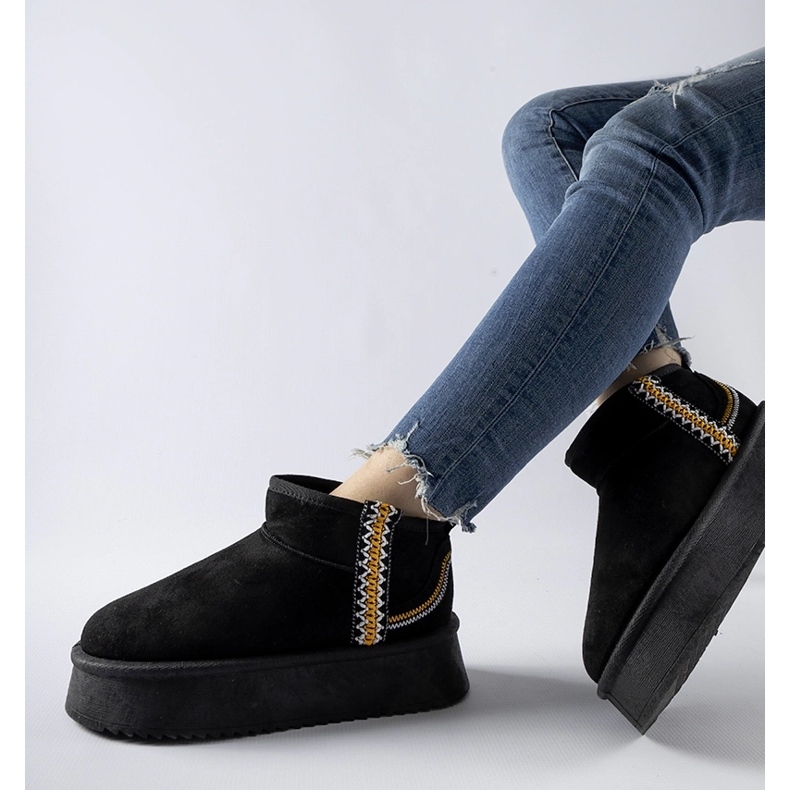 Schwarze Schneestiefel auf der Scavi-Plattform 2