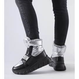Silberne, isolierte Schneestiefel auf der Bend-Plattform 1