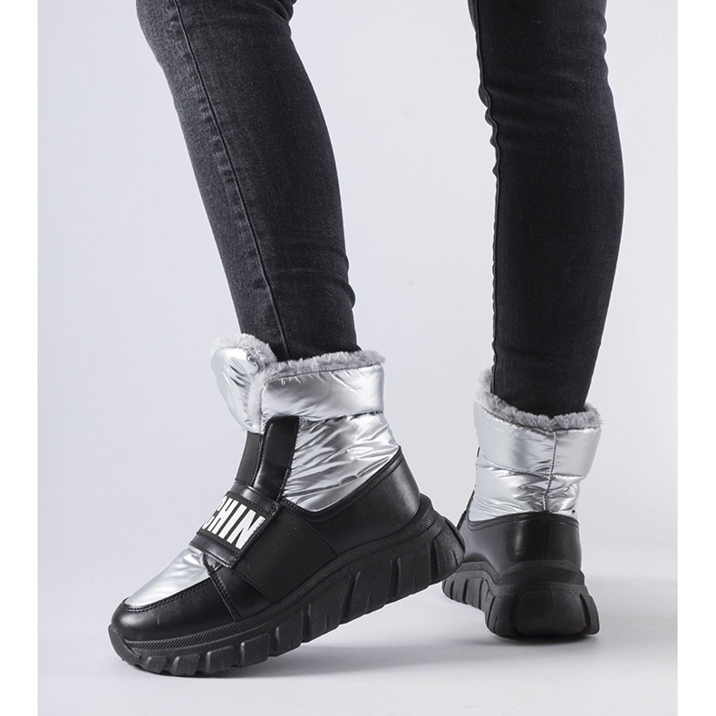 Silberne, isolierte Schneestiefel auf der Bend-Plattform 1