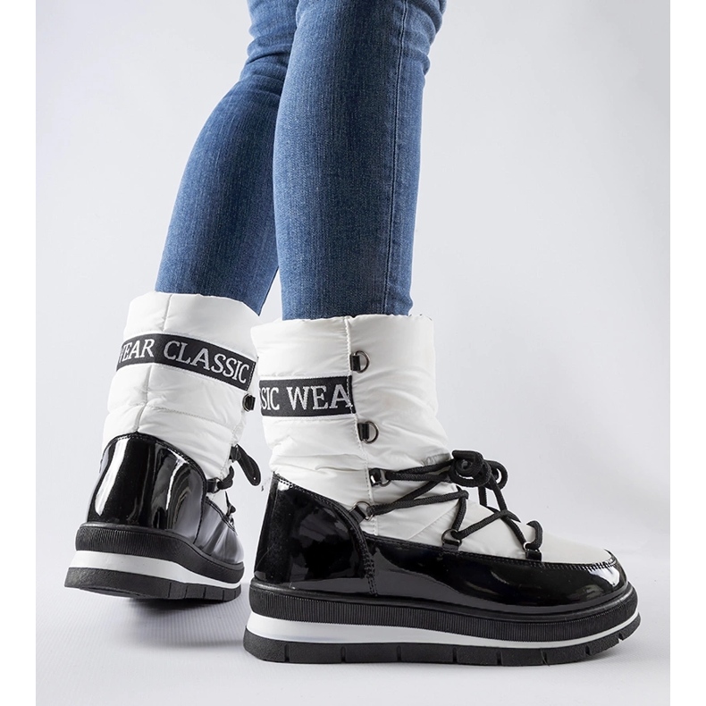 Weiße Schneestiefel auf der Vineyard-Plattform 1