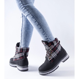 Schwarze Stiefel mit Dino-Karomuster 1