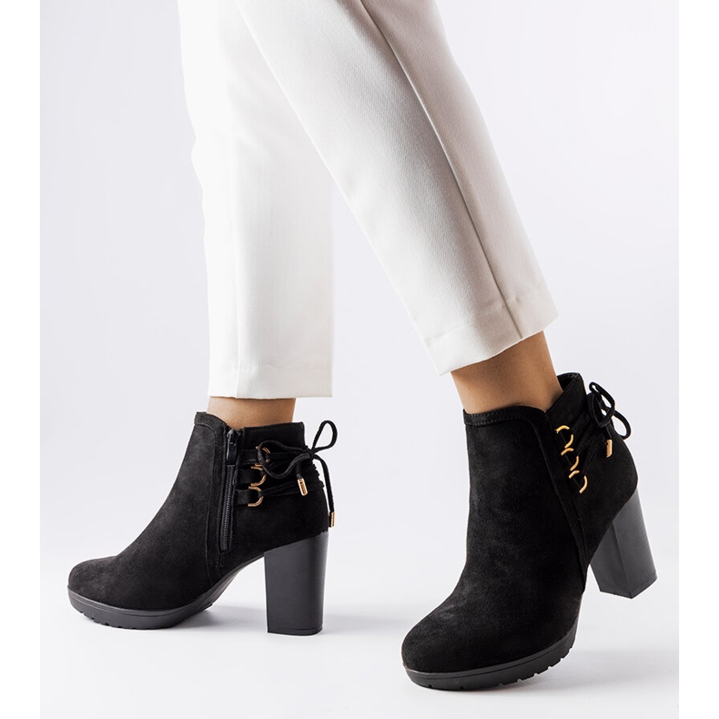 Schwarze Stiefel mit Absatz aus Öko-Wildleder von Poule 1