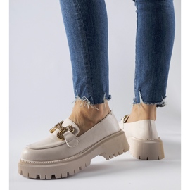 Beigefarbene Mokassins, verziert mit Uzzone-Strasssteinen 1