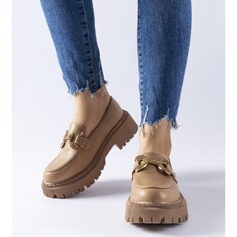 Beigefarbene Mokassins, verziert mit Uzzone-Strasssteinen 1