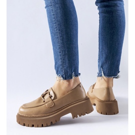 Beigefarbene Mokassins, verziert mit einer Cava-Schnalle 1