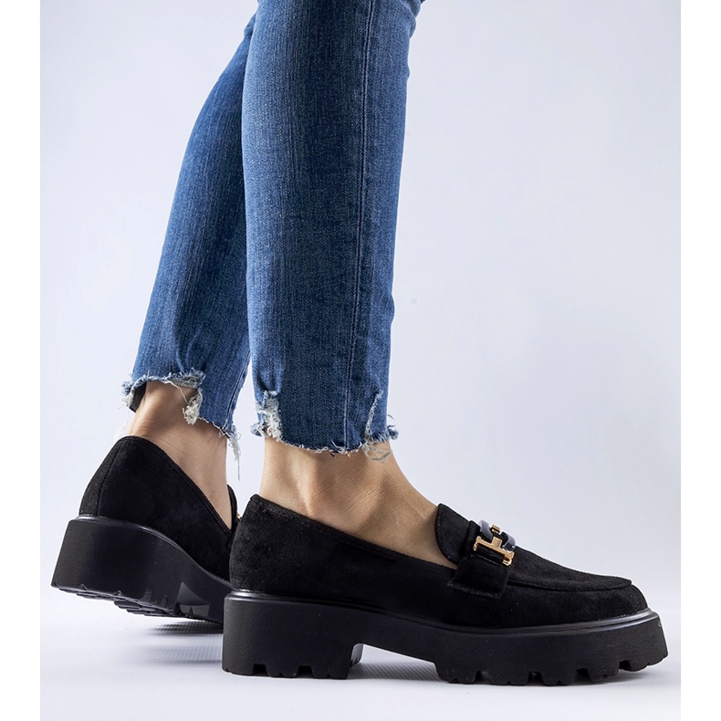 Schwarze Mokassins, verziert mit einer Pisa-Schnalle 1