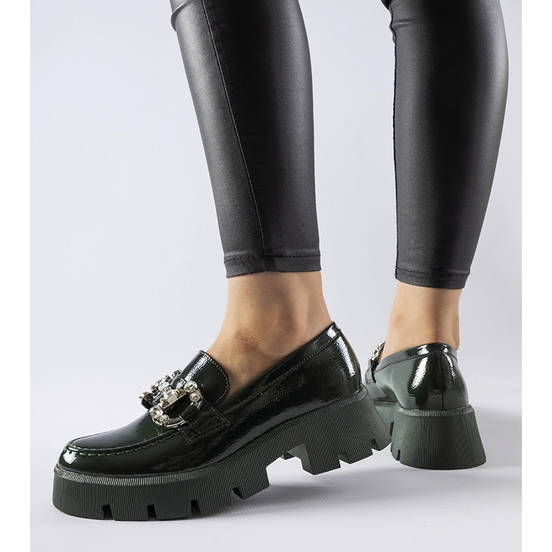 Grüne Lack-Loafer mit Cezet-Strasssteinen 1