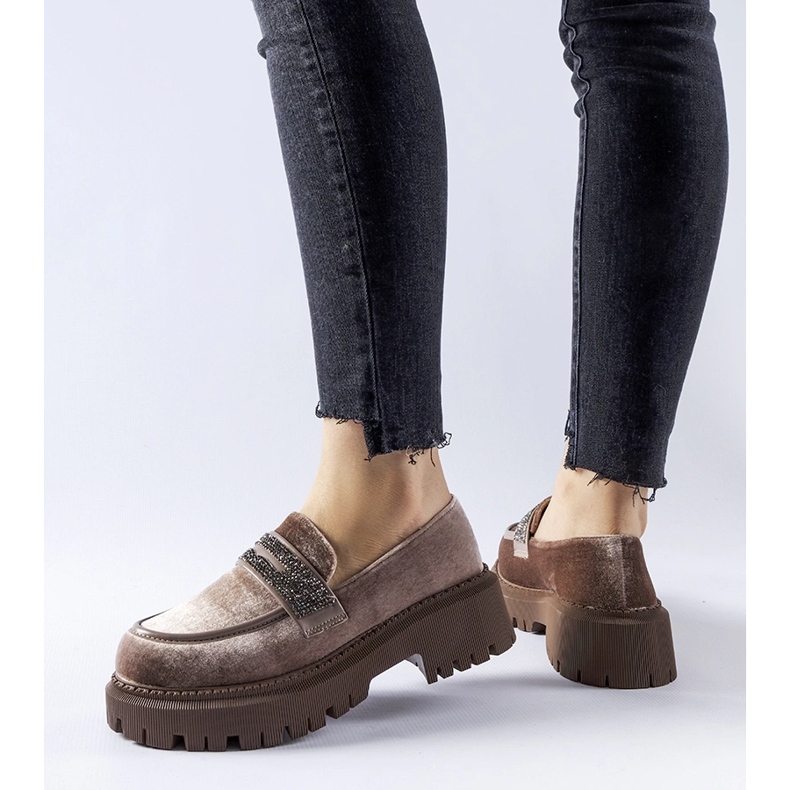 Braune Slipper, verziert mit Longuelo-Strasssteinen beige 1