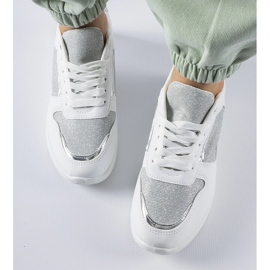 Weiße Sneaker mit Zierfaden von Facondo 1