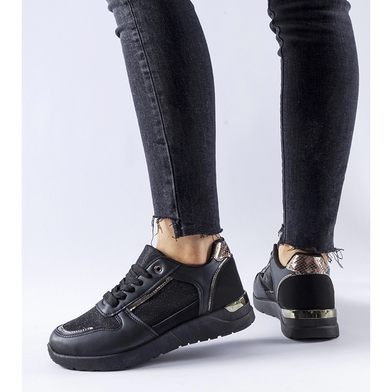 Schwarze Sneaker mit Zierfaden von Facondo 2