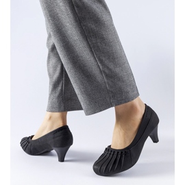 Schwarze Santro-Pumps mit Rüschen 1