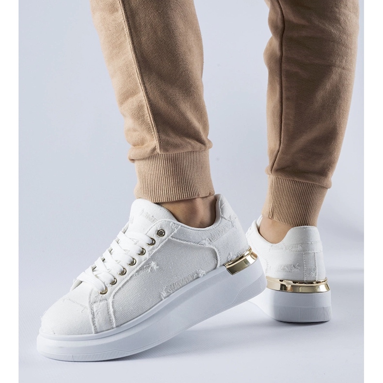 Weiße Sneakers auf der Osson-Plattform 1