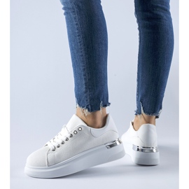 Weiße Turnschuhe auf der Scudelando-Plattform 1