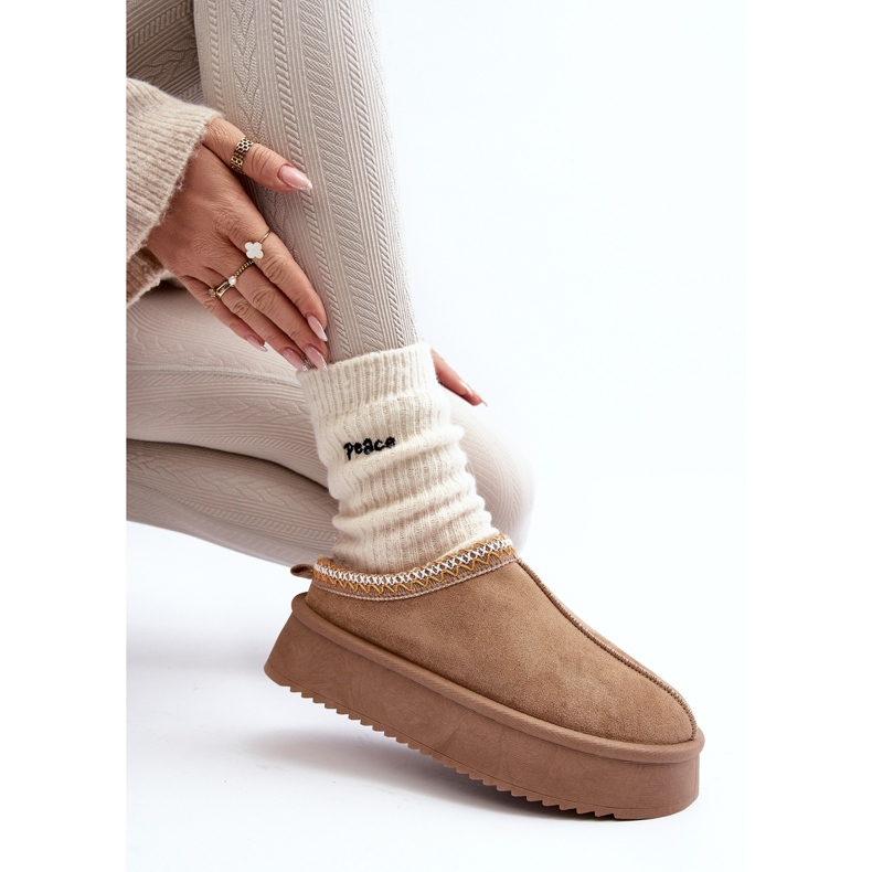 Beigefarbene Sylva-Hausschuhe mit dicker Sohle aus Öko-Wildleder 1