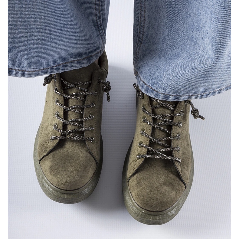 Grüne Turnschuhe auf der Cipriano-Plattform 1