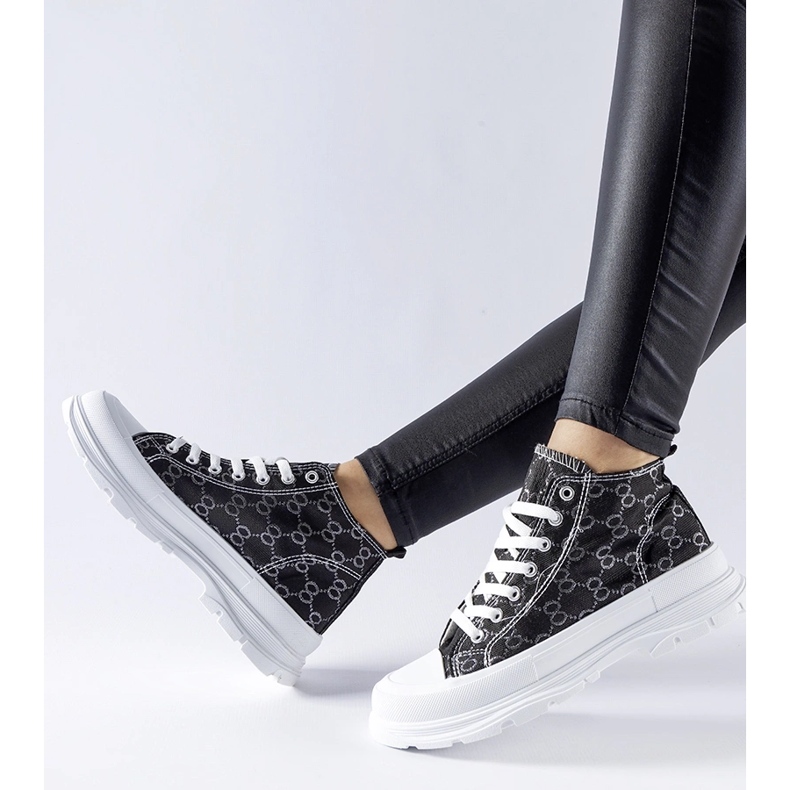 Schwarze Turnschuhe, verziert mit dem Terenzio-Monogramm 1