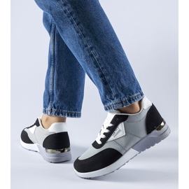 Graue und schwarze Stoffsneaker von Geraldino 1