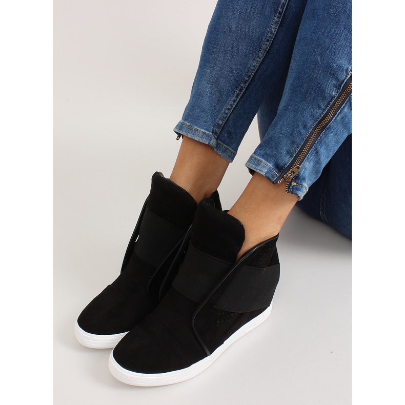 Turnschuhe mit breiten schwarzen Gummibändern 2