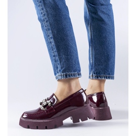 Burgunderfarbene Lack-Loafer mit Cezet-Strasssteinen rot 1