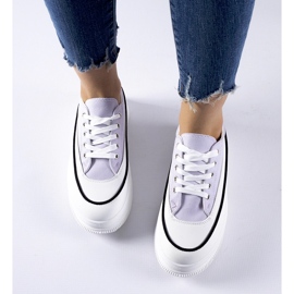 Lila Sneaker auf der Plesio-Plattform 1