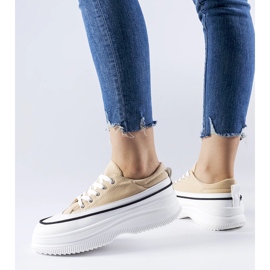 Beigefarbene Sneakers auf der Plesio-Plattform 1