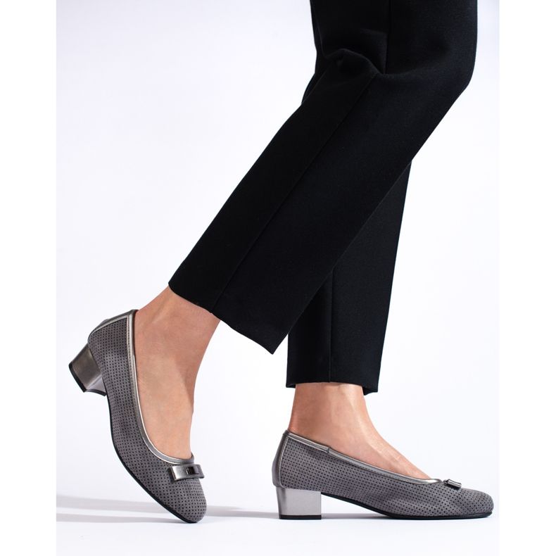 Graue, durchbrochene Pumps mit niedrigen Absätzen von Daszyński 1