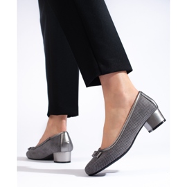 Graue, durchbrochene Pumps mit niedrigen Absätzen von Daszyński 2