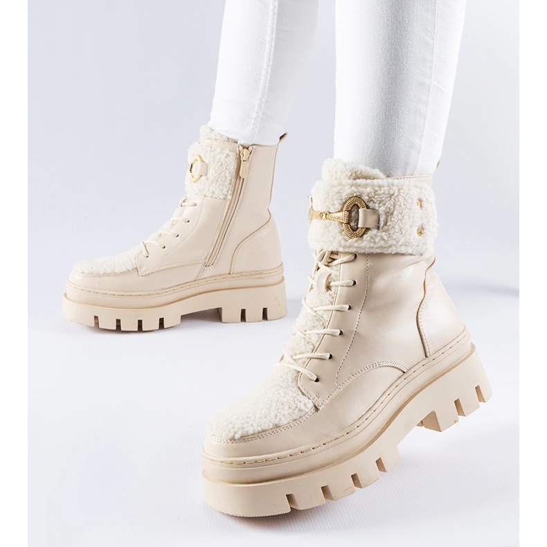 Beige isolierte Arbeiterstiefel mit Highland-Schnalle 1