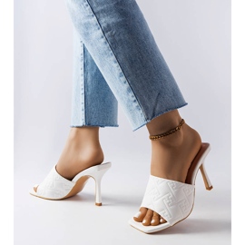 Weiße, elegante Sandaletten von Cambrina 1