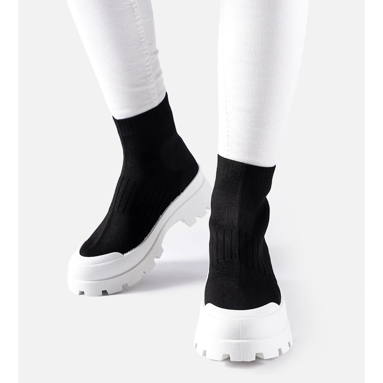 Schwarze Sneakers mit flexiblem Obermaterial von Varden 1