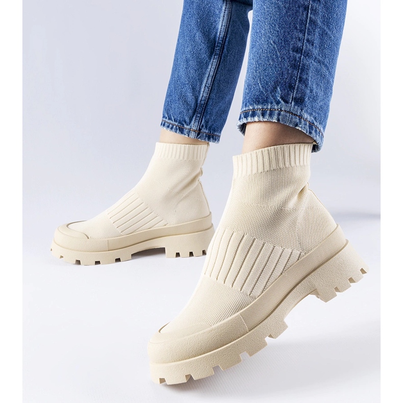 Beigefarbene Sneakers mit flexiblem Obermaterial von Varden 1