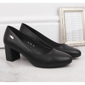 Schwarze Pumps auf einem dekorativen Pfosten von Sergio Leone 2