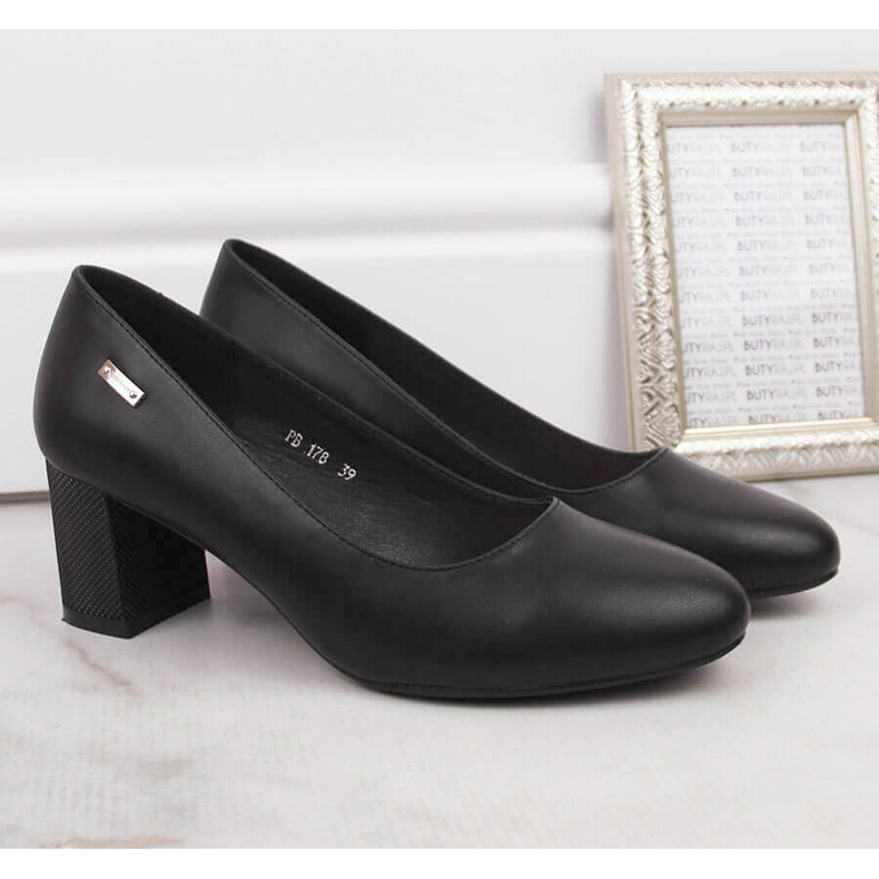 Schwarze Pumps auf einem dekorativen Pfosten von Sergio Leone 2