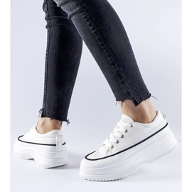 Weiße Sneakers auf der Plesio-Plattform 1