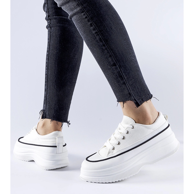 Weiße Sneakers auf der Plesio-Plattform 1