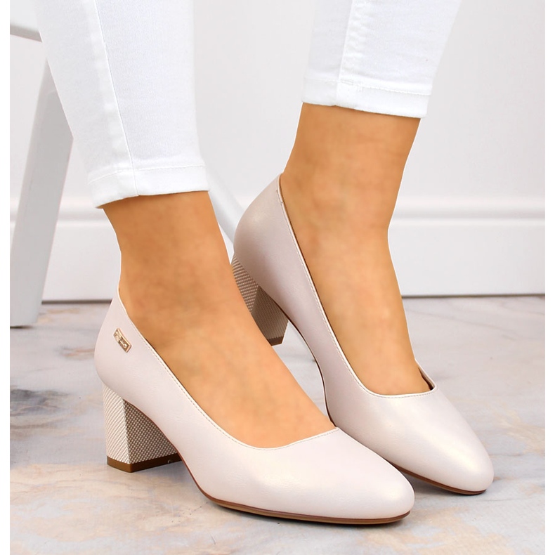 Perlbeige Pumps an einem dekorativen Pfosten von Sergio Leone 2