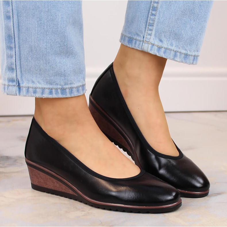 Schwarze Pumps mit Keilabsatz von Vinceza 1