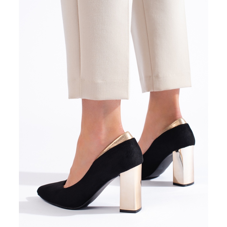 Schwarze Wildlederpumps an der Säule 1