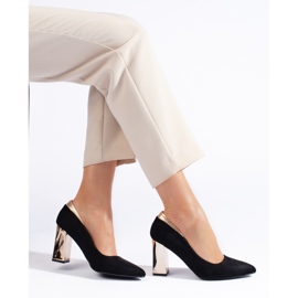 Schwarze Wildlederpumps an der Säule 2