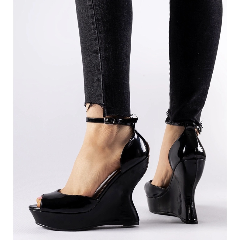 Flangan-Sandalen aus schwarzem Lackleder mit Keilabsatz 1