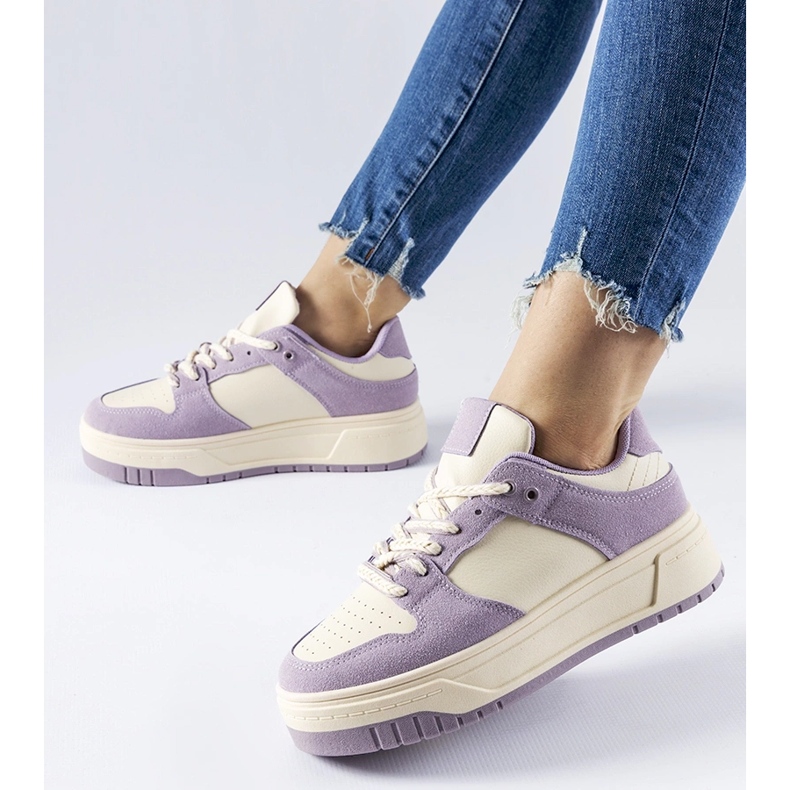 Lila Sneaker auf der Crim-Plattform 1