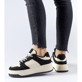 Schwarze Turnschuhe auf der Crim-Plattform 1