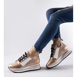 Goldene Glitzer-Sneaker auf der Marce-Plattform 1